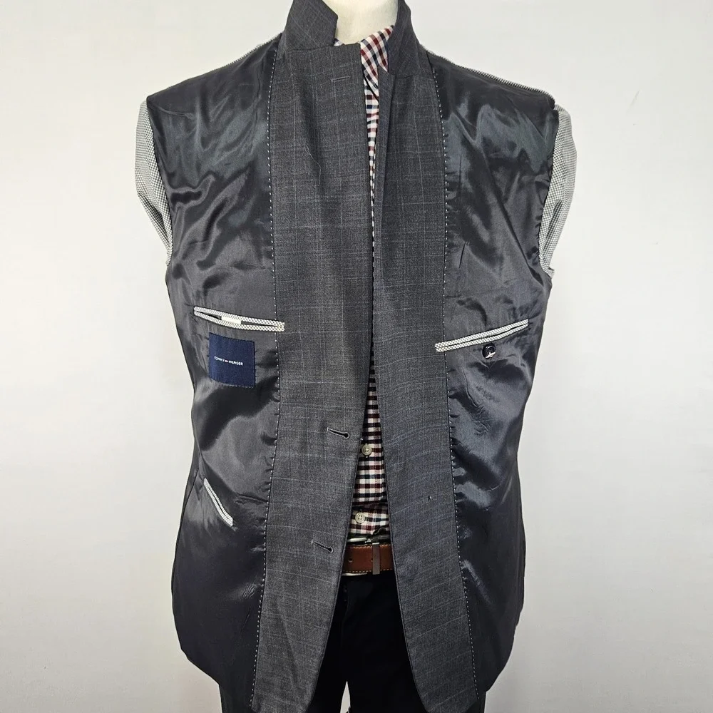 Tommy Hilfiger Men's Sport Coat Blazer Two Button Gray Plaid Wool Blend Size 44R